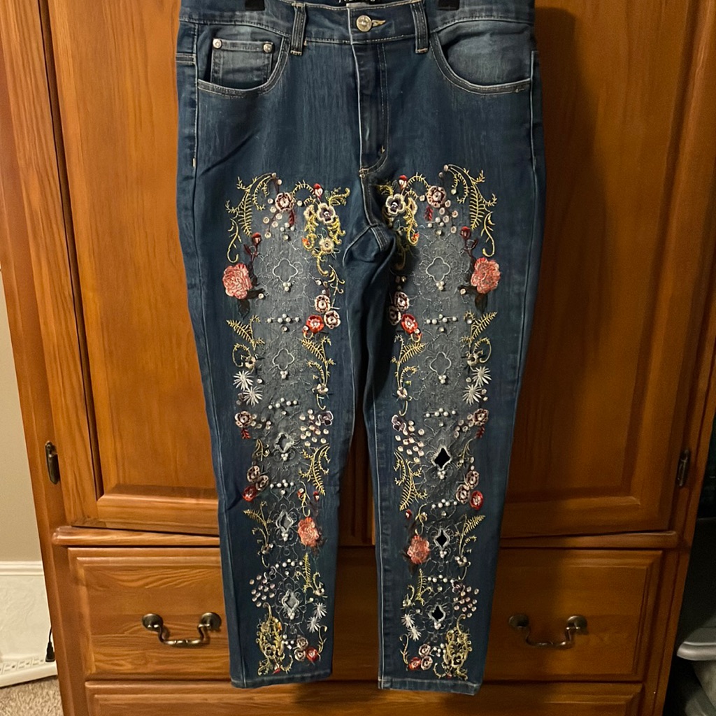 Venus Embellished Cropped Jeans Size 8: C063